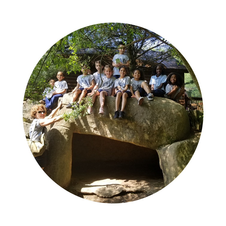 group of children on a field trip to the zoo